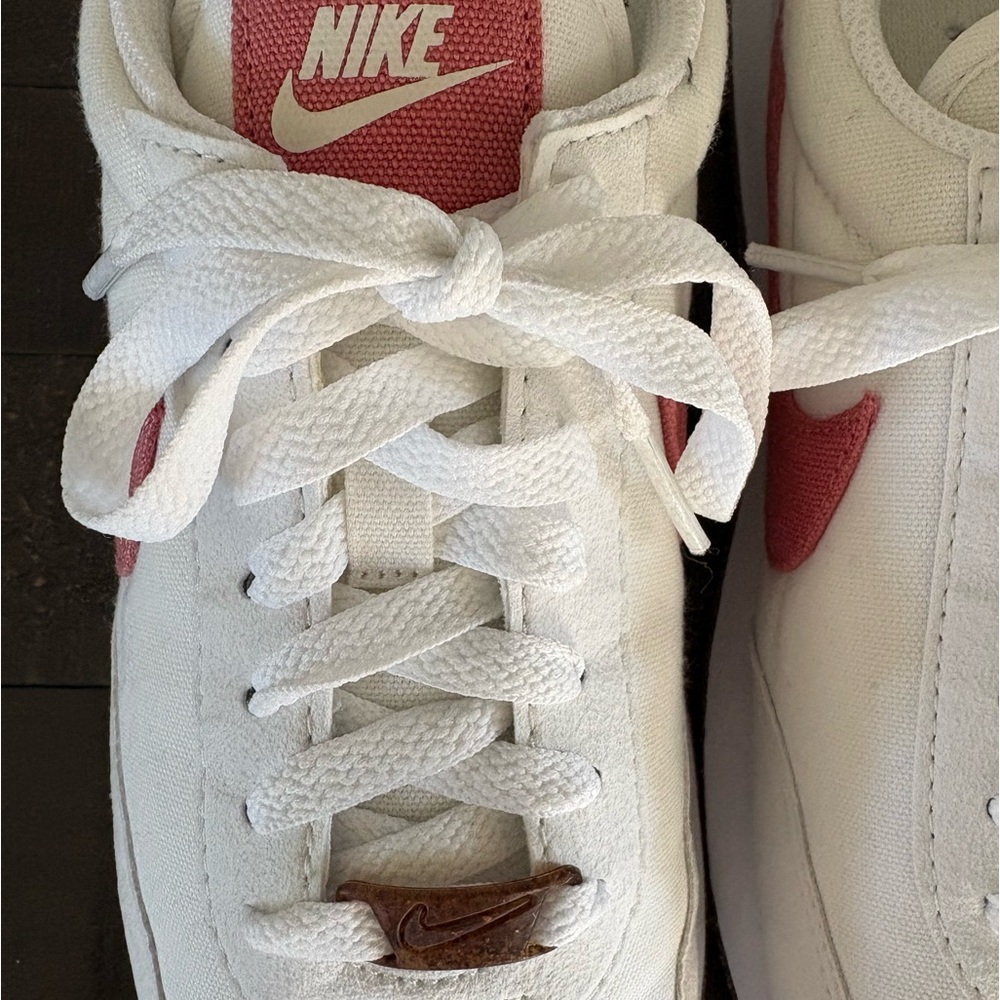NIKE - SPECIAL EDITION - White and Pink Swoosh Low-Top Sneaker. Size 8.5 - Picture 11 of 16